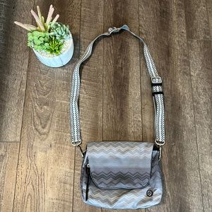 Lululemon gray zigzag Party Om travel bag B5